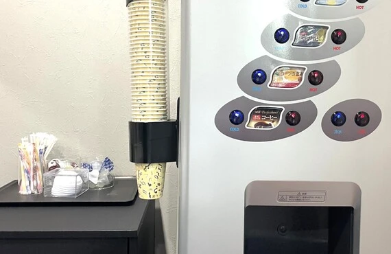 サウナご利用後は 無料ドリンクバーで、 のどの渇きを潤して下さい！